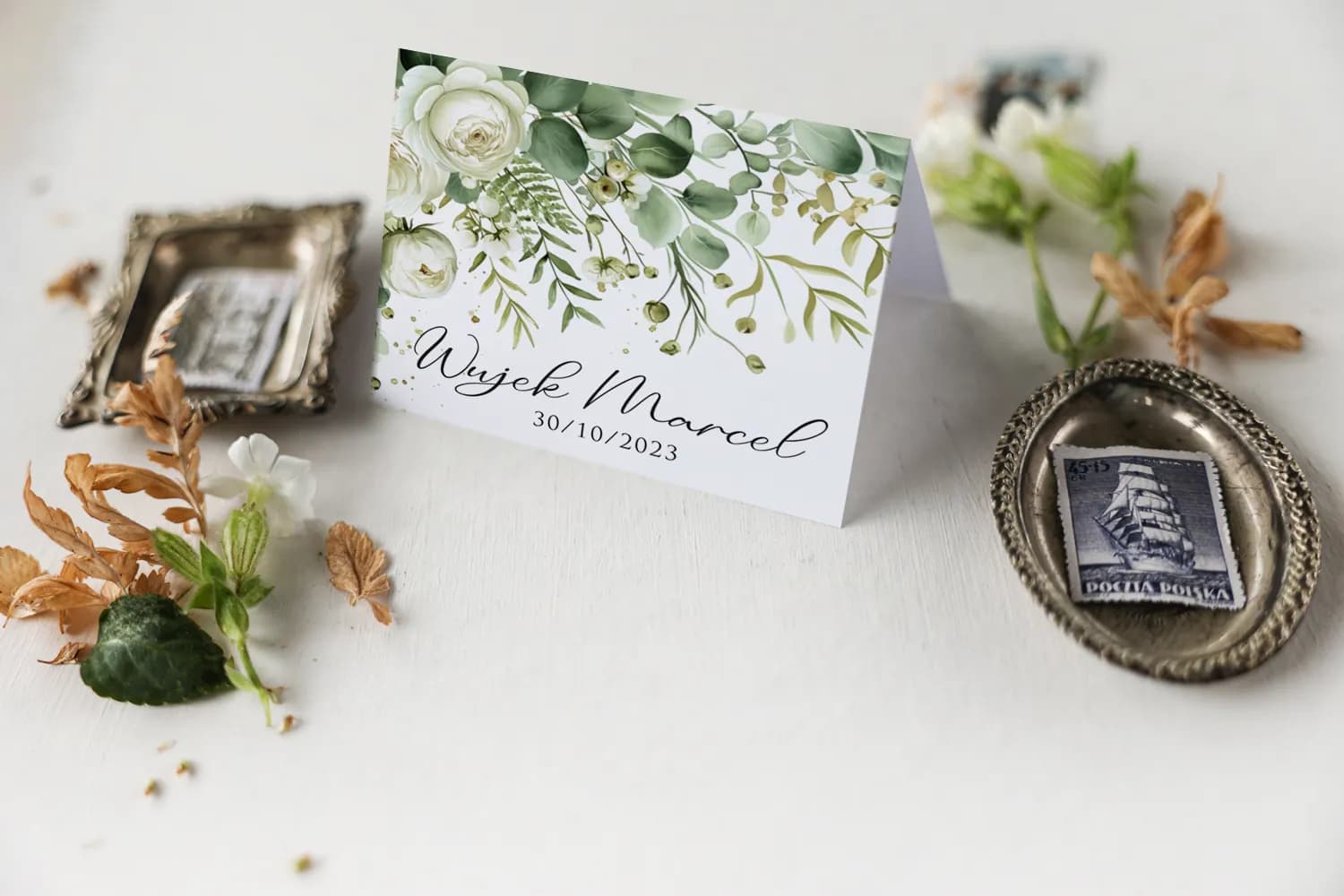 Winietki Ślubne Impresja nr 10 – Botaniczne Wizytówki na Stół z Białymi Różami