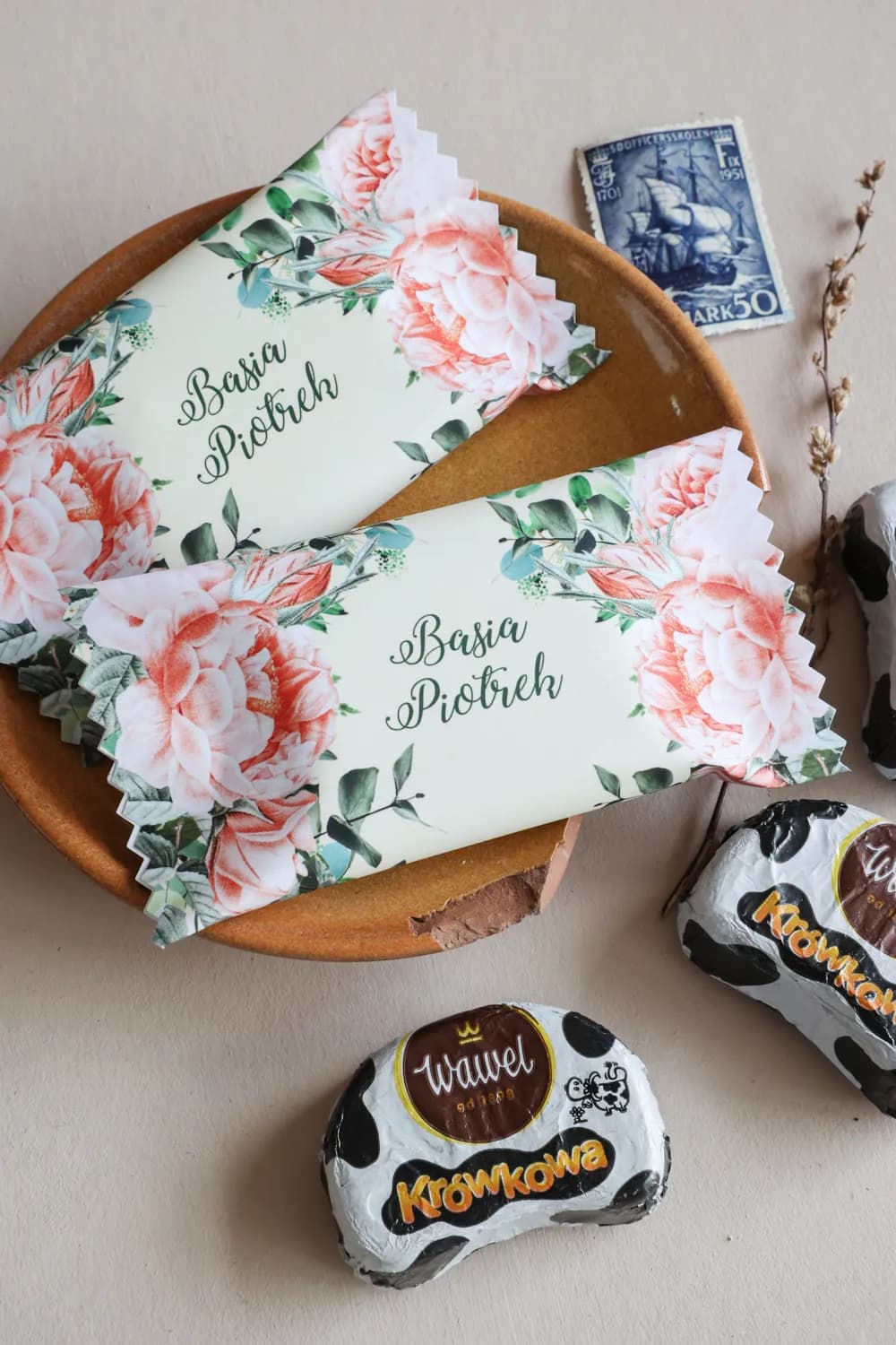 Podziękowania dla gości czekoladki z różowymi piwoniami i białymi anemonami Korani nr 6