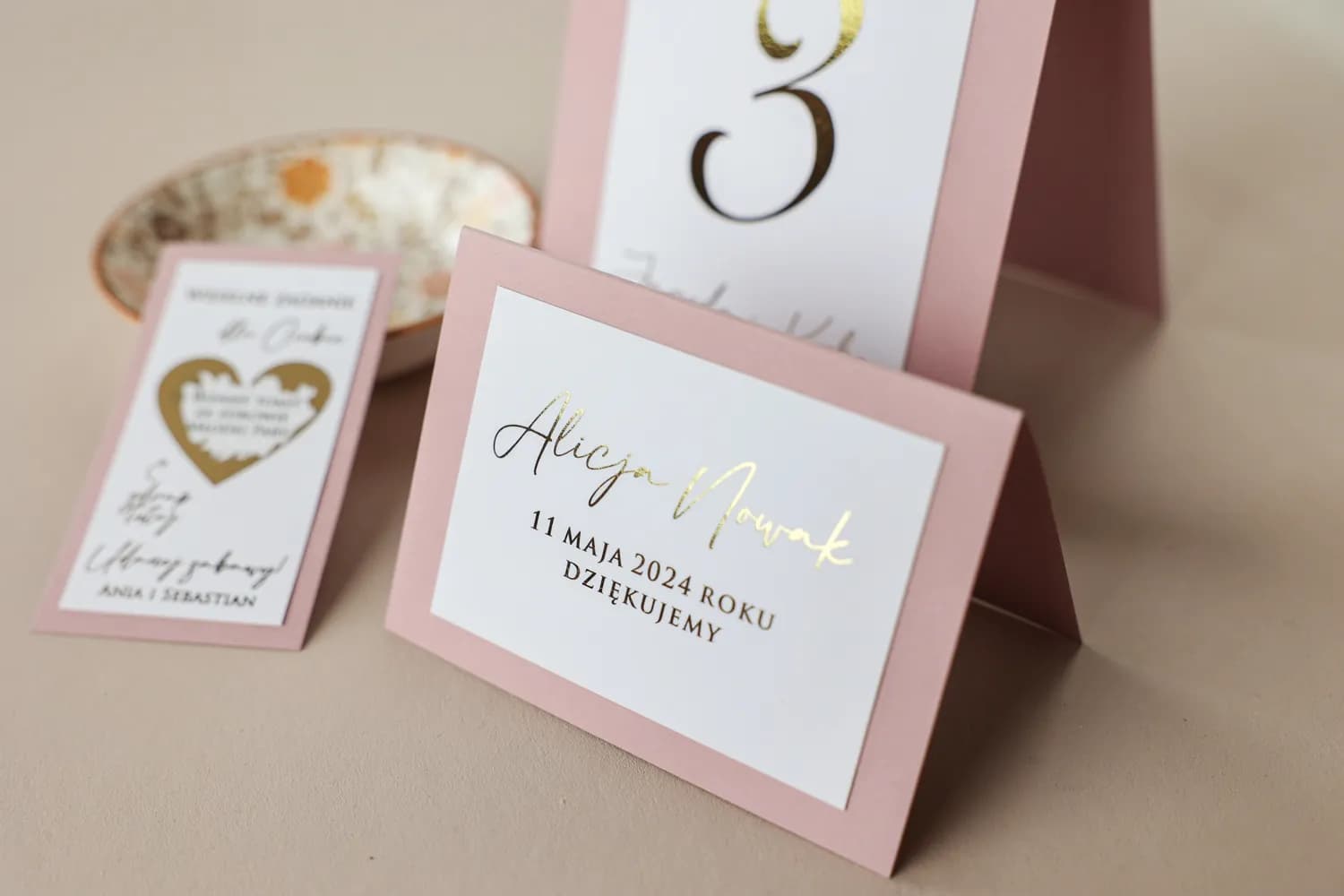 Winietki Ślubne Avril nr 12 – Różowe Wizytówki na Stół ze Złoceniem