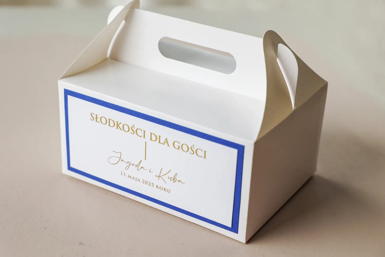 Pudełka na ciasto weselne z rączką i złoceniem | Eleganckie opakowania na słodkości dla gości | Avril nr 7