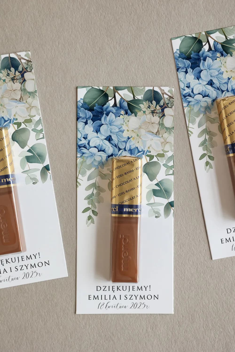 Podziękowania dla gości z czekoladką Merci i niebieskimi hortensjami Impresja nr 4