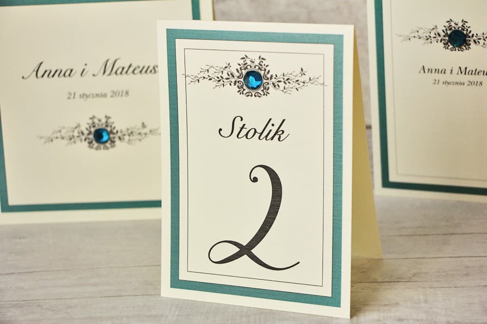 Eleganckie numery na stół z koronką i cyrkonią, stojące | Numerki weselne glamour, papier len | Z Koronką nr 5