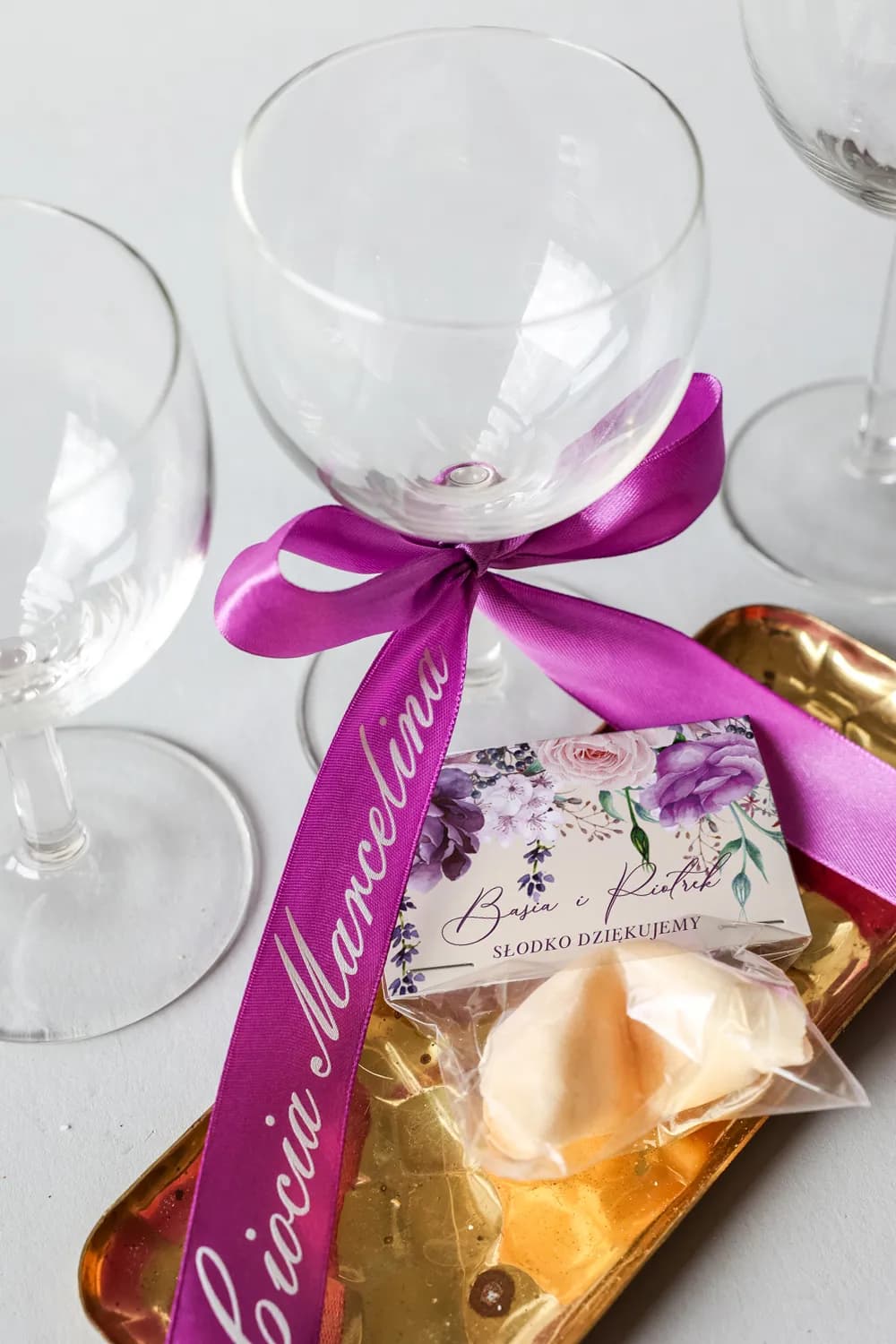 Winietki Ślubne Fioletowa Kokarda nr 1 – Satynowe Wizytówki na Stół do Wiązania