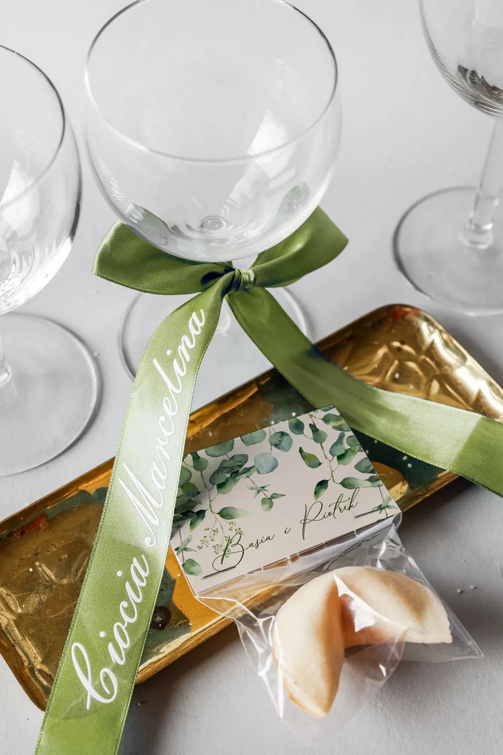 Winietki Ślubne Ciemna Zieleń nr 1 – Oryginalne Wizytówki na Stół na Satynowej Wstążce