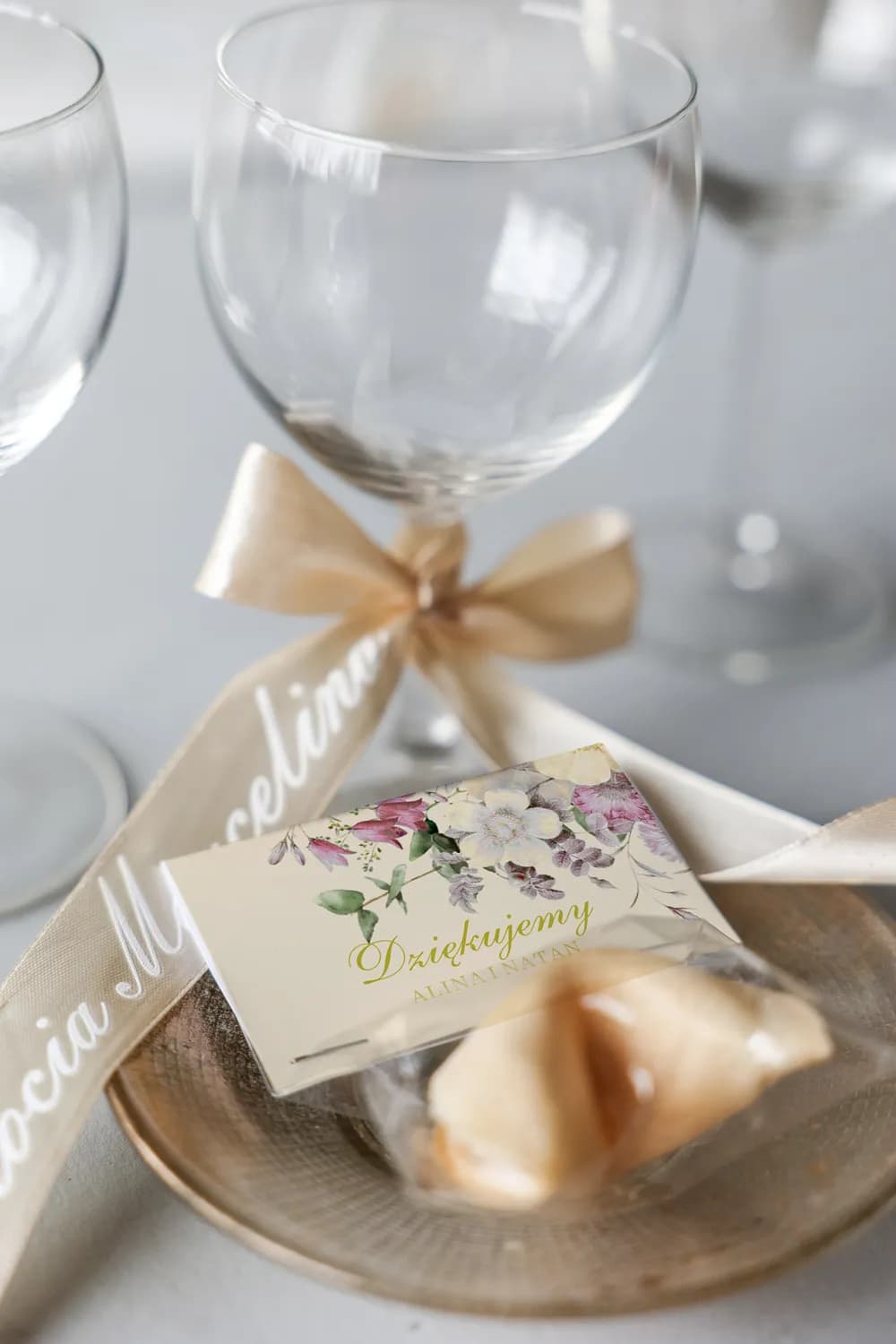 Winietki Ślubne Cappuccino nr 1 – Satynowe Wizytówki na Stół w Formie Wstążki
