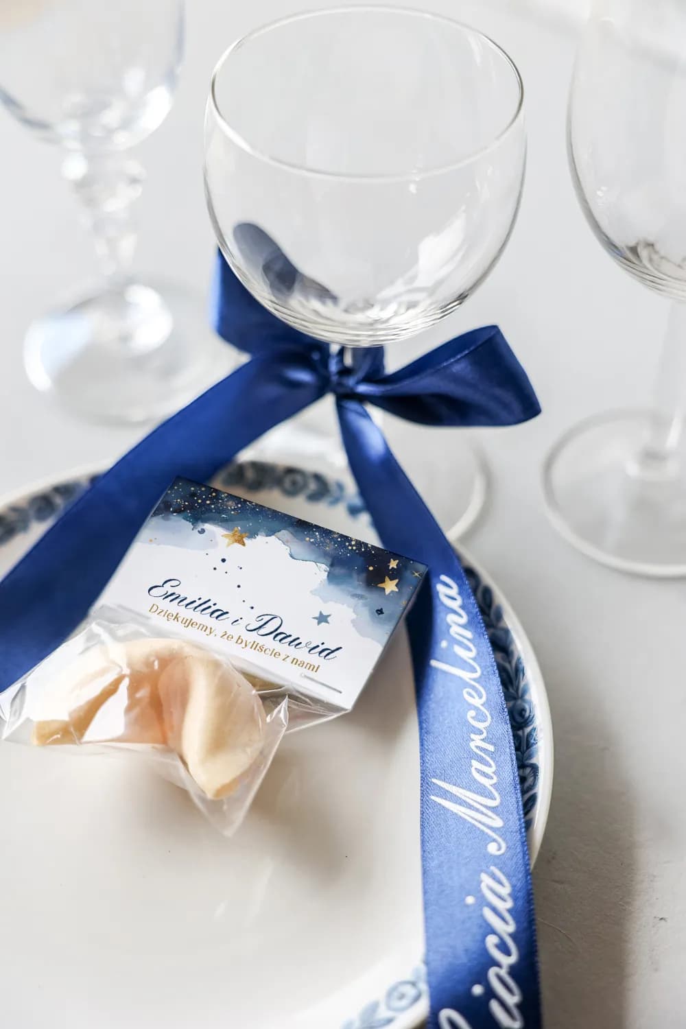 Winietki Ślubne Granatowa Kokarda nr 1 – Wizytówki na Stół z Satynowej Wstążki