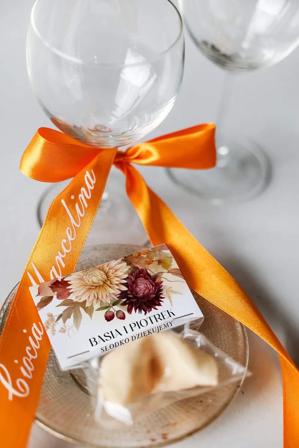 Winietki Ślubne Kokarda nr 1 – Satynowe Wizytówki na Stół na Pomarańczowej Wstążce