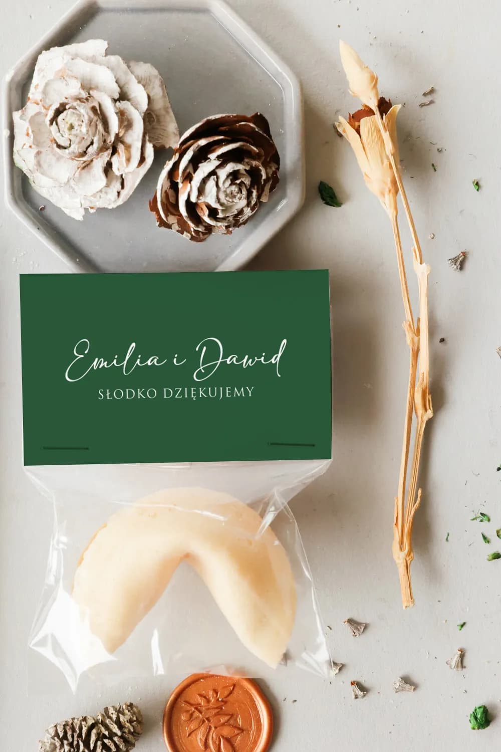 Ciasteczka z wróżbą i etykietą w kolorze butelkowej zieleni | Personalizowane podziękowania dla gości | Cejla nr 2