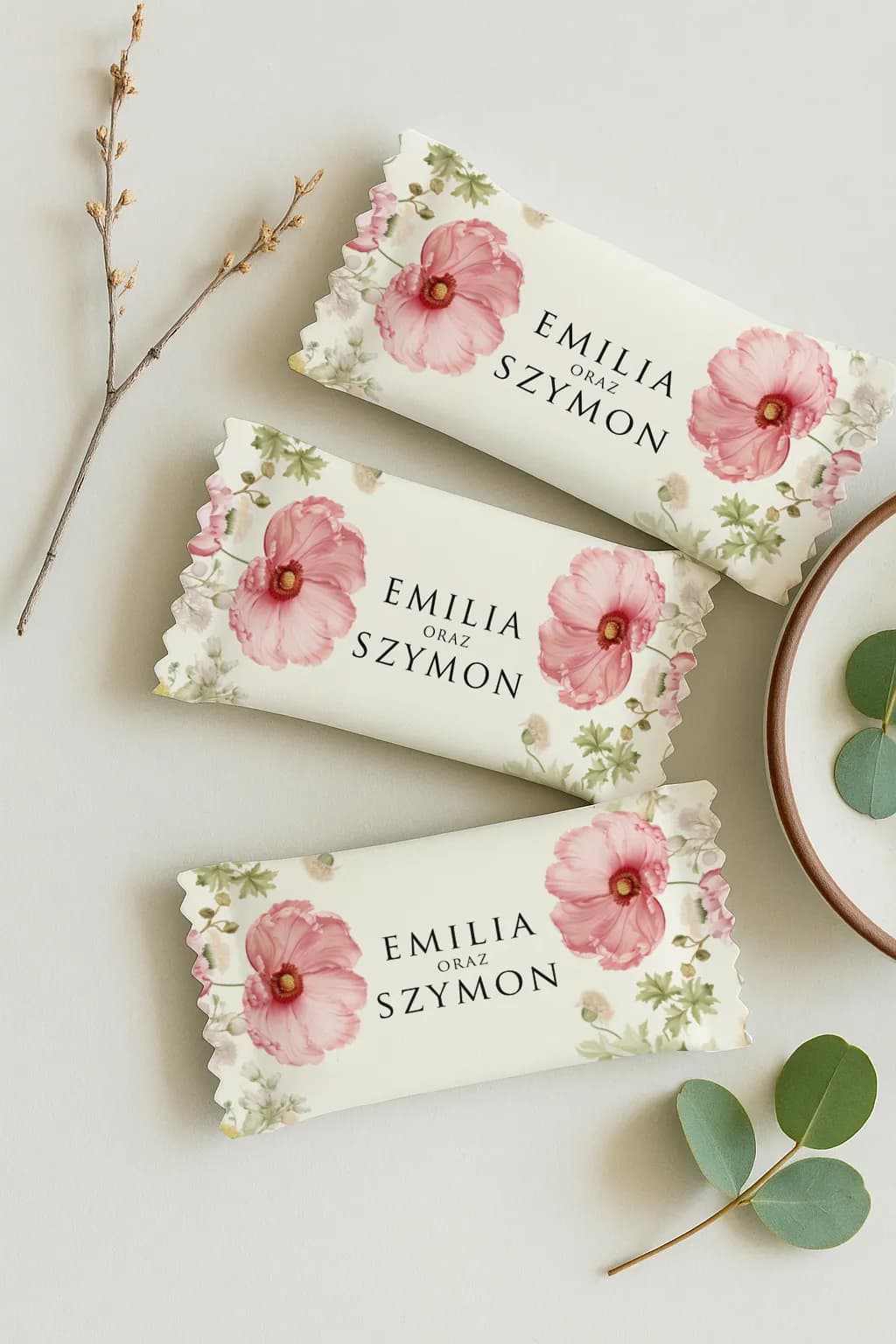 Krówki z własnym nadrukiem, różowe maki | Słodkie podziękowania dla gości weselnych | Impresja nr 1