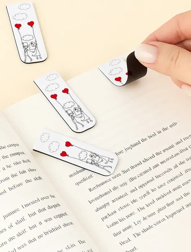 Upominek dla gości weselnych zakładka magnetyczna | Wesoła grafika z motywem ślubnym i imionami | Bueno nr 7 - 2