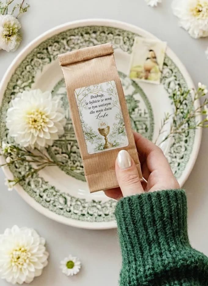 Herbata 50g w kraftowej torebce, etykieta komunijna z kielichem IHS i zielenią | podziękowania na komunię | Matylda nr 1