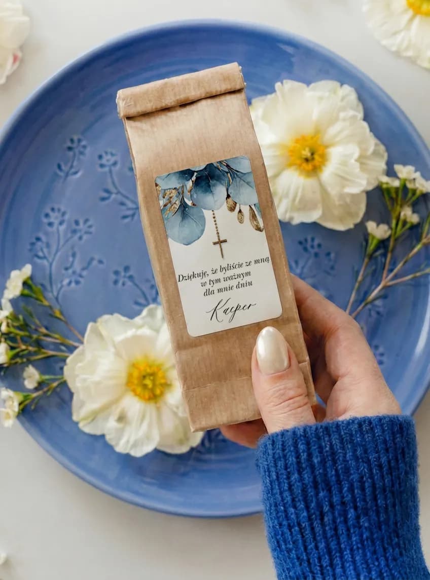Herbata jako podziękowanie komunijne, etykieta z granatowymi liśćmi i krzyżem | upominki | Matylda nr 7