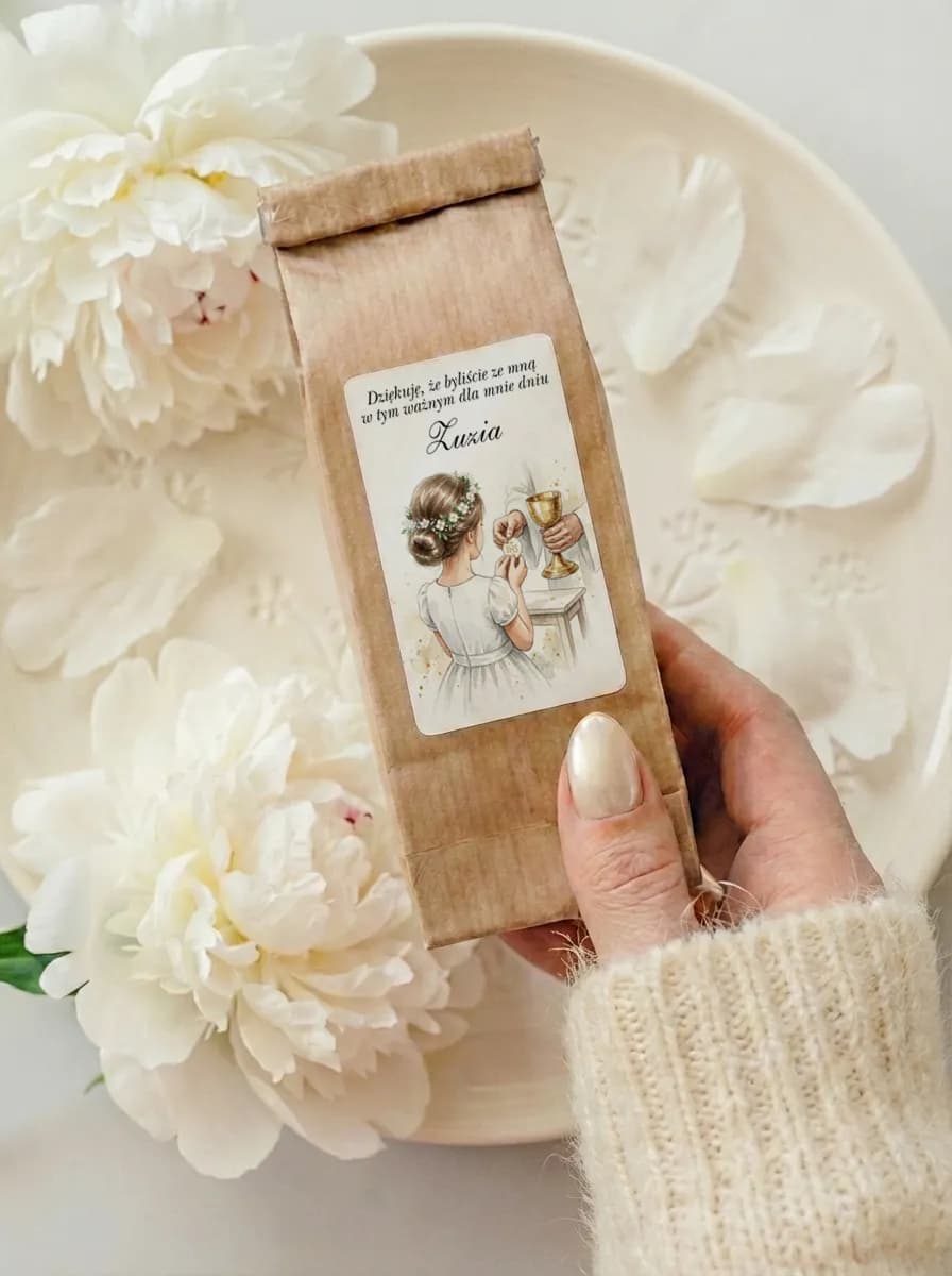 Herbata komunijna w torebce kraft z ilustracją przyjęcia Komunii przez dziewczynkę | Matylda nr 21
