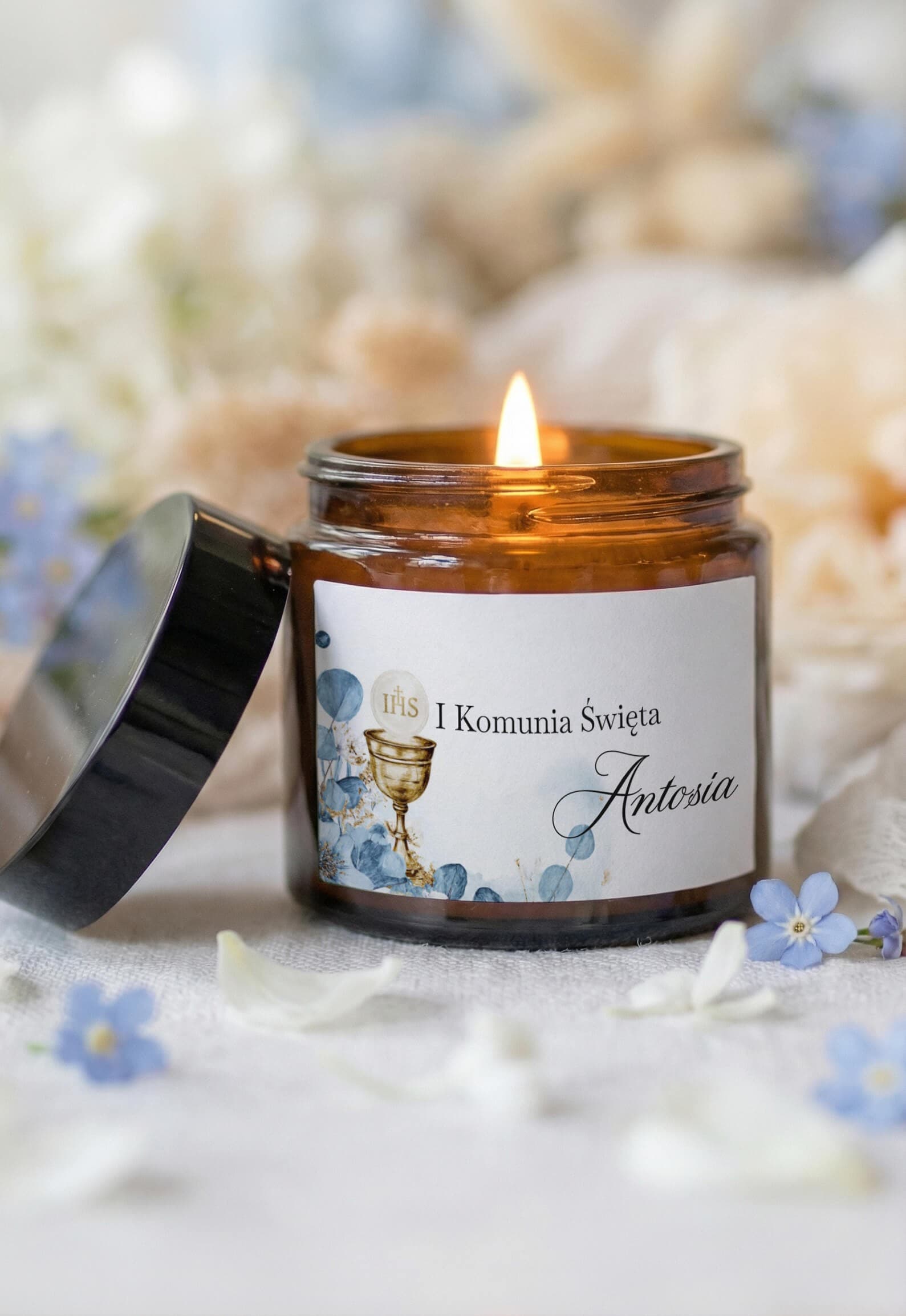 Świeczka Sojowa Lukrecja nr 3 – Błękitna z IHS i Podziękowanie Komunijne