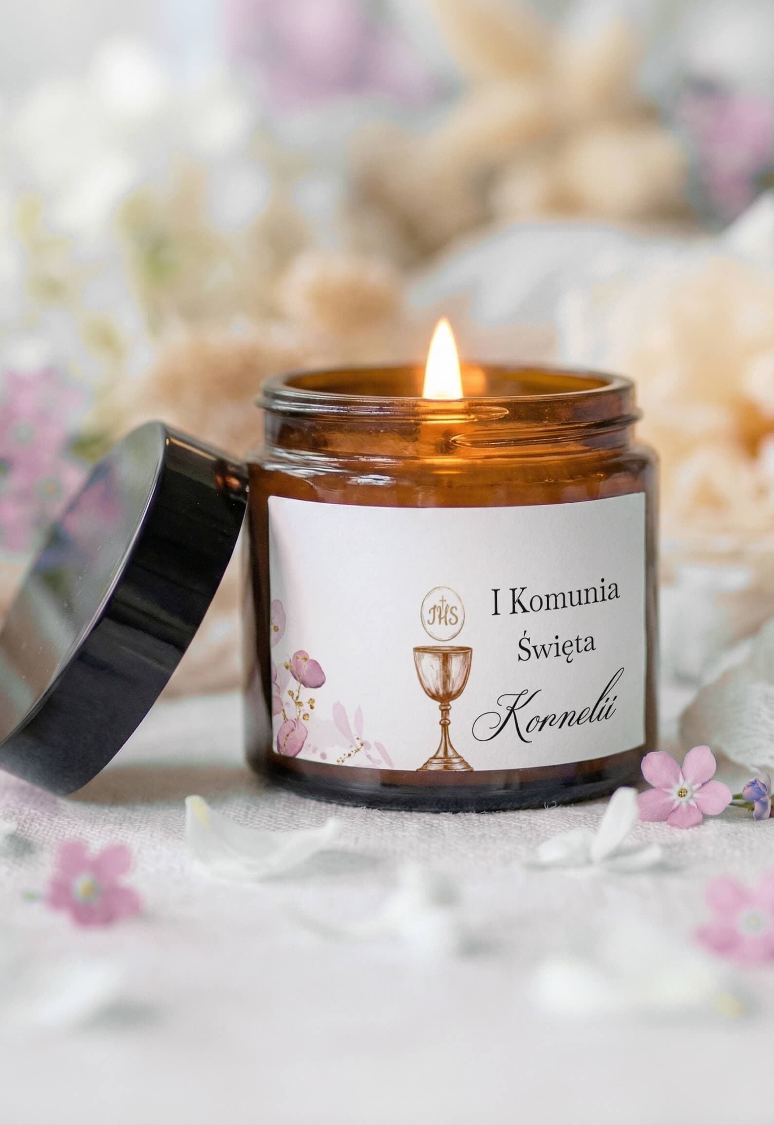 Świeczka Sojowa Lukrecja nr 4 – Różowe Kwiaty z IHS i Podziękowanie Komunijne