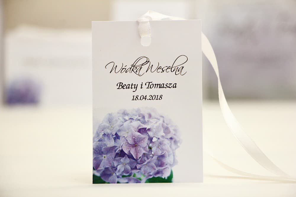 Zawieszki na alkohol z fioletową hortensją, satynowe, personalizowane | Eleganckie zawieszki na wódkę weselną | Elegant nr 2