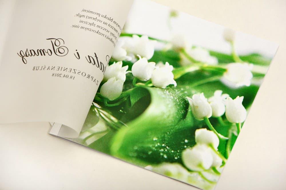 Eleganckie kwadratowe zaproszenia ślubne z kalką i konwaliami, przewiązane tasiemką – Elegant nr 3