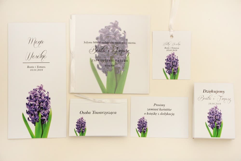 Zaproszenia ślubne kwadratowe z kalką i fioletowym hiacyntem przewiązane tasiemką Elegant nr 7