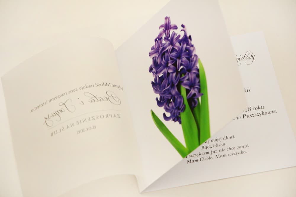 Zaproszenia ślubne kwadratowe z kalką i fioletowym hiacyntem przewiązane tasiemką Elegant nr 7 - 3