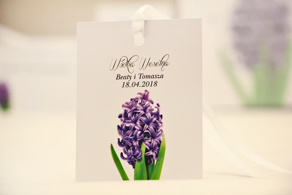 Fioletowe Zawieszki na Alkohol z Kwiatem Hiacyntu, Personalizowane | Eleganckie Zawieszki na Wódkę Weselną | Elegant nr 7