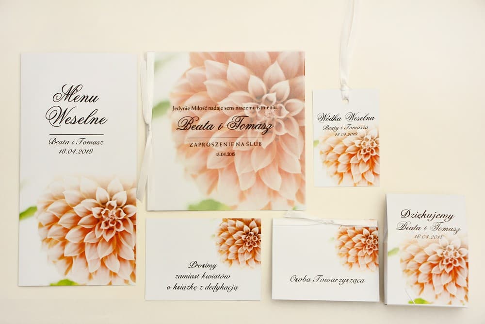 Zaproszenia ślubne kwadratowe z kalką i kwiatem dalii, przewiązane tasiemką – Elegant nr 9