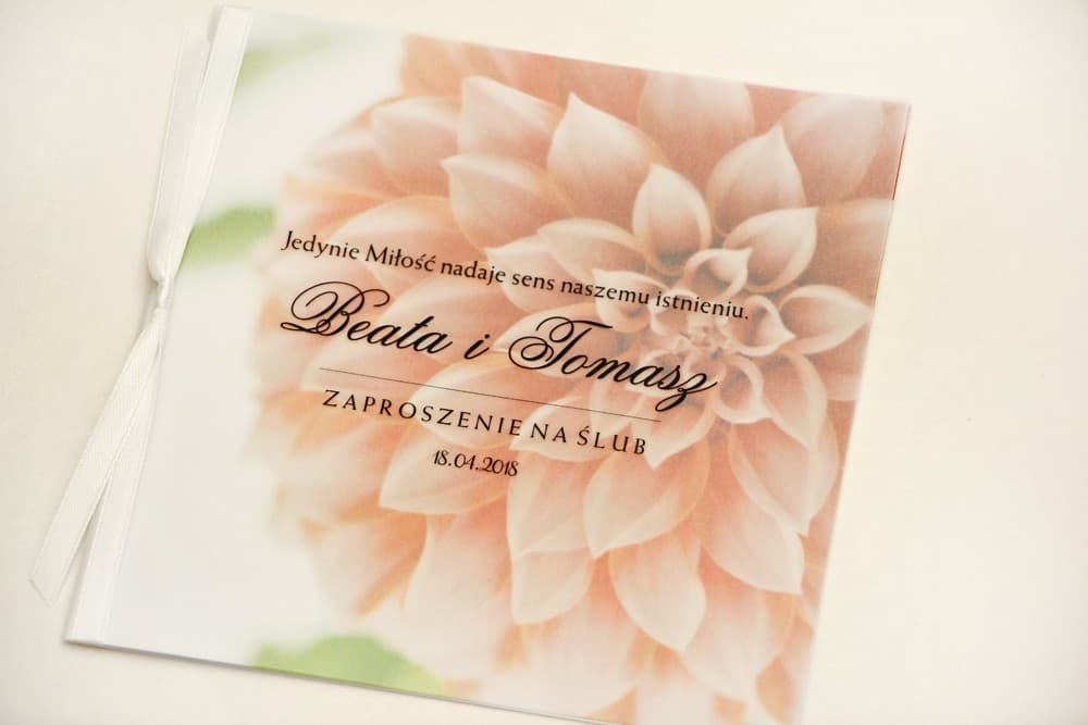 Zaproszenia ślubne kwadratowe z kalką i kwiatem dalii, przewiązane tasiemką – Elegant nr 9 - 3