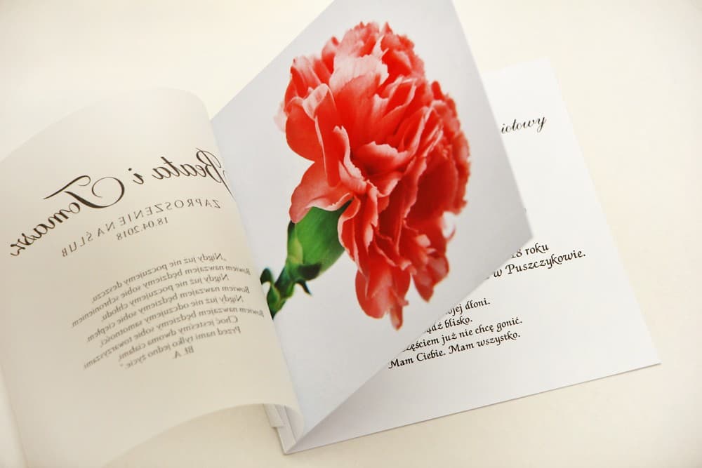 Nietypowe eleganckie zaproszenia ślubne z goździkami i różowymi detalami na kalce – Elegant nr 10 - 3