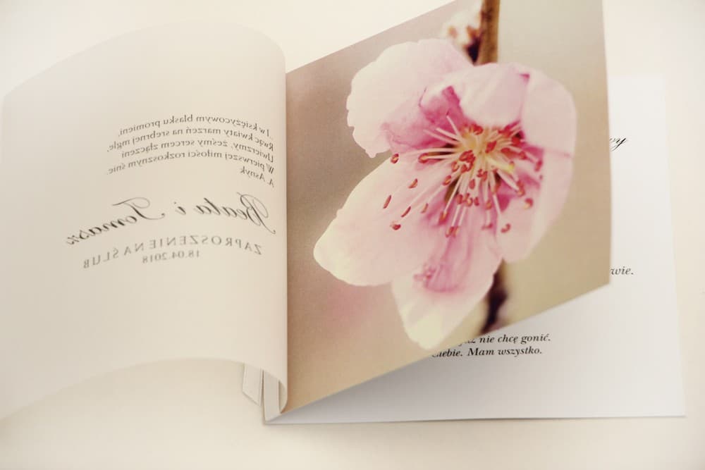 Subtelne nowoczesne zaproszenia ślubne z kalką i kwiatem wiśni, przewiązane tasiemką - Elegant nr 12 - 3