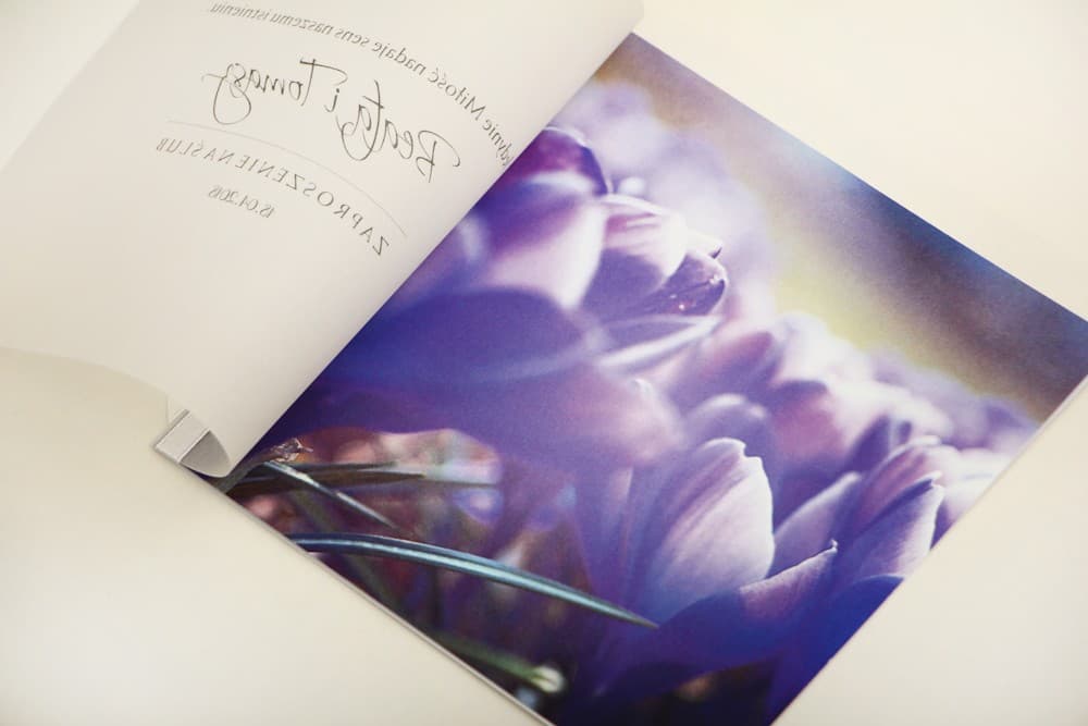 Wiosenne zaproszenia ślubne z kalką, fioletowymi krokusami i tasiemką – Elegant nr 14