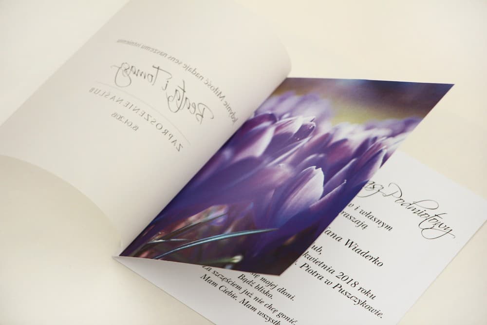 Wiosenne zaproszenia ślubne z kalką, fioletowymi krokusami i tasiemką – Elegant nr 14 - 3