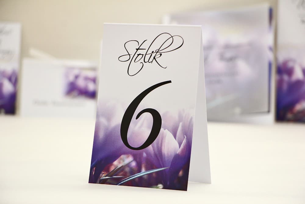Stojące numery na stół weselny z fioletowymi krokusami, składane A6 | Elegancka numeracja stołów wiosennych | Elegant nr 14