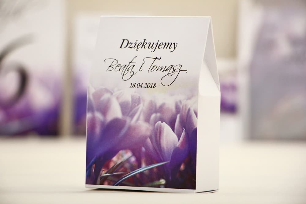 Pudełeczka z fioletowymi krokusami ze słodyczami | Podziękowania dla gości weselnych | Elegant nr 14