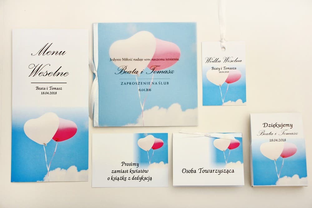 Zaproszenia ślubne niebieskie z motywem balonów i kalką przewiązane tasiemką – Elegant nr 18