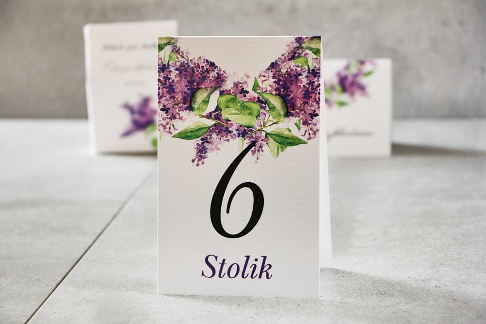 Numerki na Stół Weselny z Fioletowym Bzem i Pistacjowym Akcentem | Stojąca Numeracja Stołów | Pistacjowe nr 2