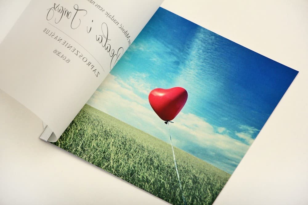 Zaproszenia ślubne z kalką i motywem balonu na polanie przewiązane tasiemką – Elegant nr 19