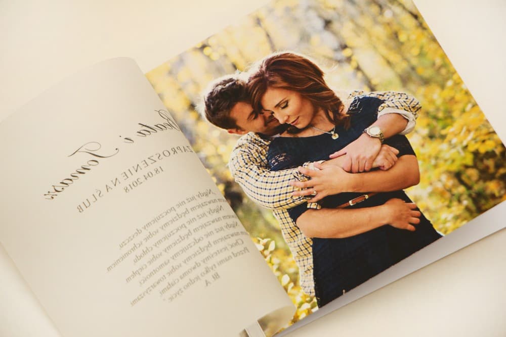 Zaproszenia ślubne ze zdjęciem na kalce przewiązane tasiemką w nowoczesnym stylu Elegant nr 22