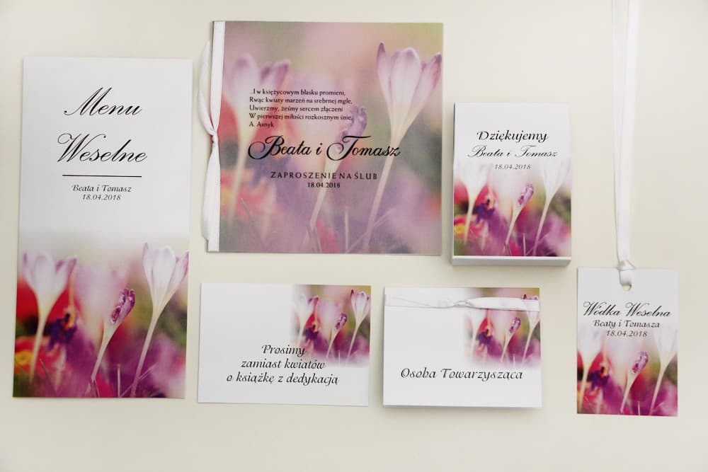 Zaproszenia ślubne kwadratowe z kalką i fioletowymi krokusami – Elegant nr 24