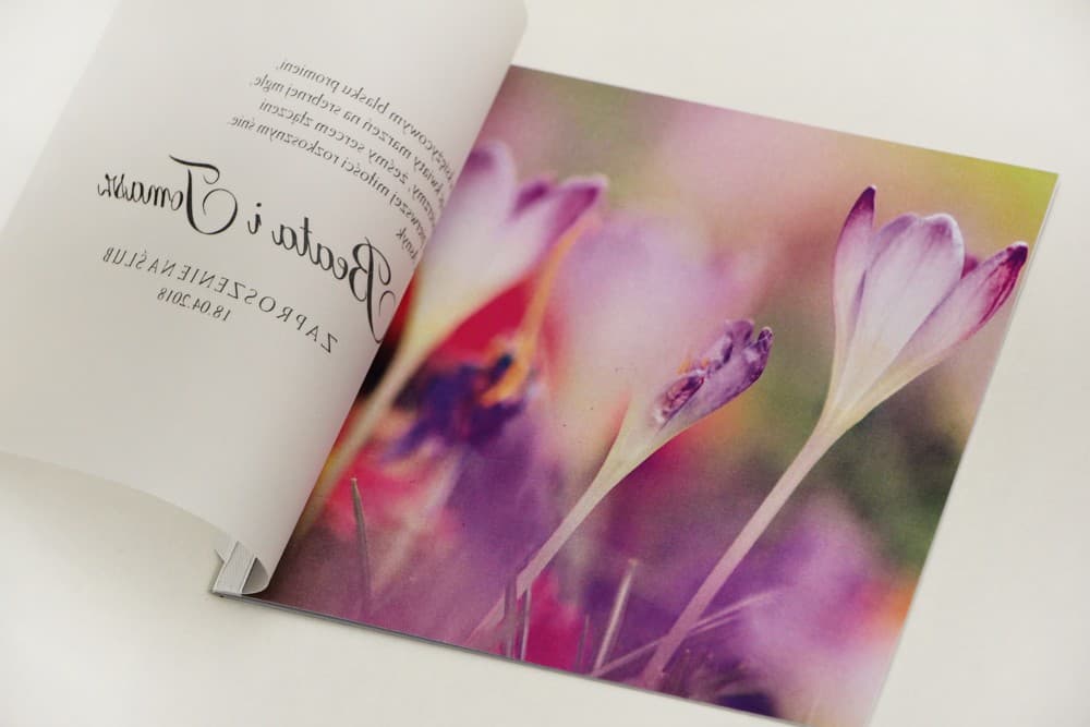 Zaproszenia ślubne kwadratowe z kalką i fioletowymi krokusami – Elegant nr 24