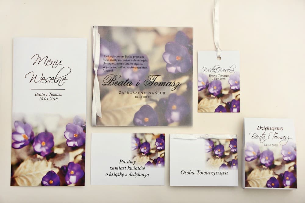 Zaproszenia ślubne z kalką i fioletowymi krokusami w stylu nowoczesnym Elegant nr 26