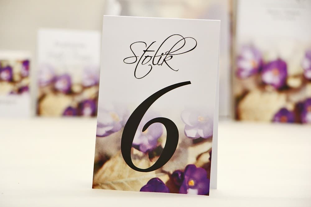 Eleganckie numery na stół z fioletowym krokusem, stojące | Numerki na stoły weselne | Elegant nr 26