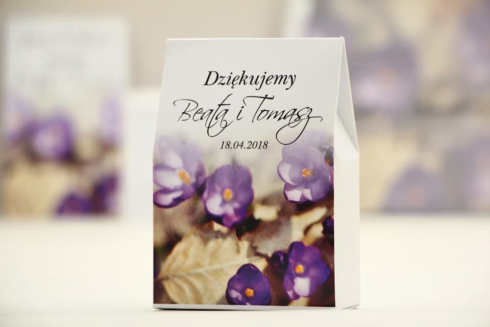 Pudełeczka ze słodyczami z fioletowym krokusem, personalizowane upominki | Podziękowania dla Gości Weselnych | Elegant nr 26
