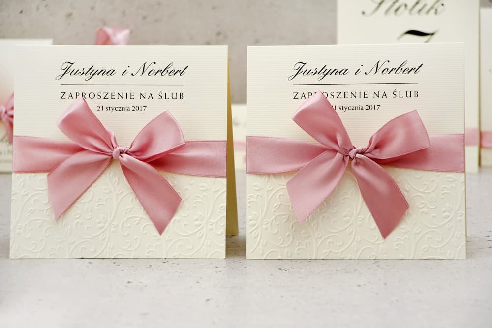 Eleganckie zaproszenia ślubne kwadratowe z tłoczeniem i kokardą – Belisa nr 3 - 2