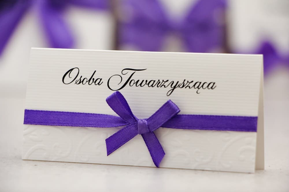 Winietki Ślubne Belisa nr 4 – Wizytówki na Stół z Tłoczeniem i Kokardką