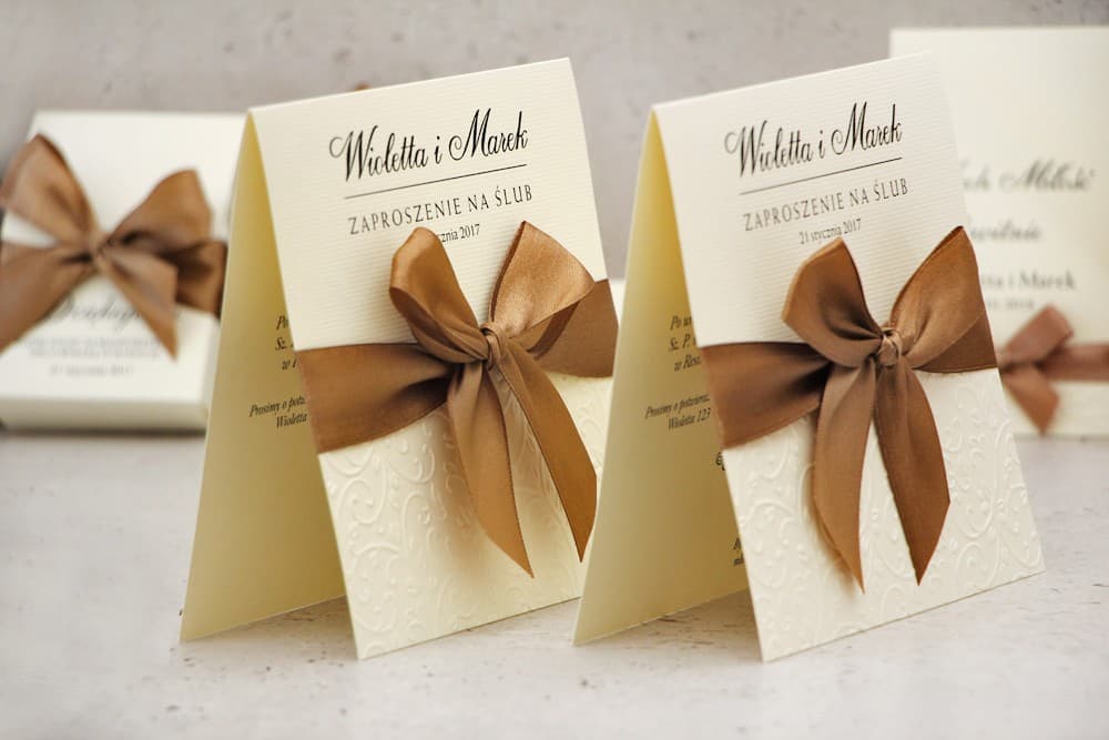 Zaproszenia ślubne klasyczne z kokardą na papierze prążkowanym Belisa nr 1