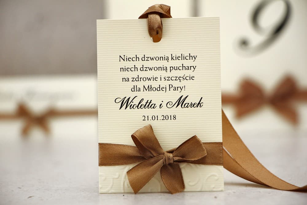 Eleganckie zawieszki na alkohol z kokardką, papier prążkowany | Zawieszki na wódkę weselną | Belisa nr 1