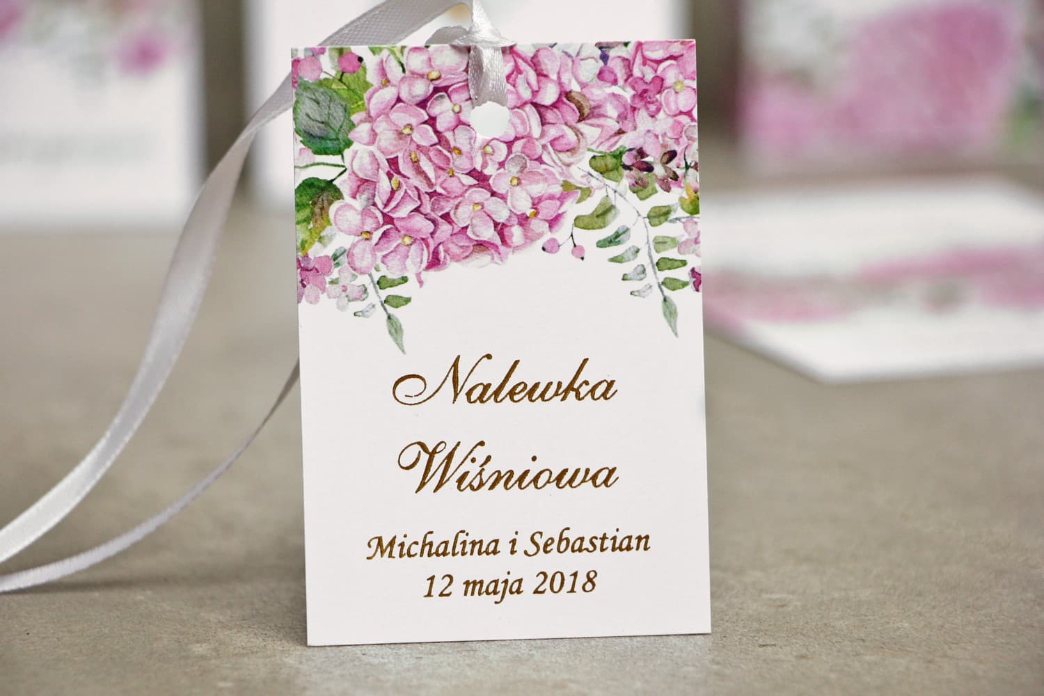 Złocone Zawieszki na Alkohol z Różową Hortensją | Etykiety i Przywieszki na Wódkę Weselną | Sorento nr 6