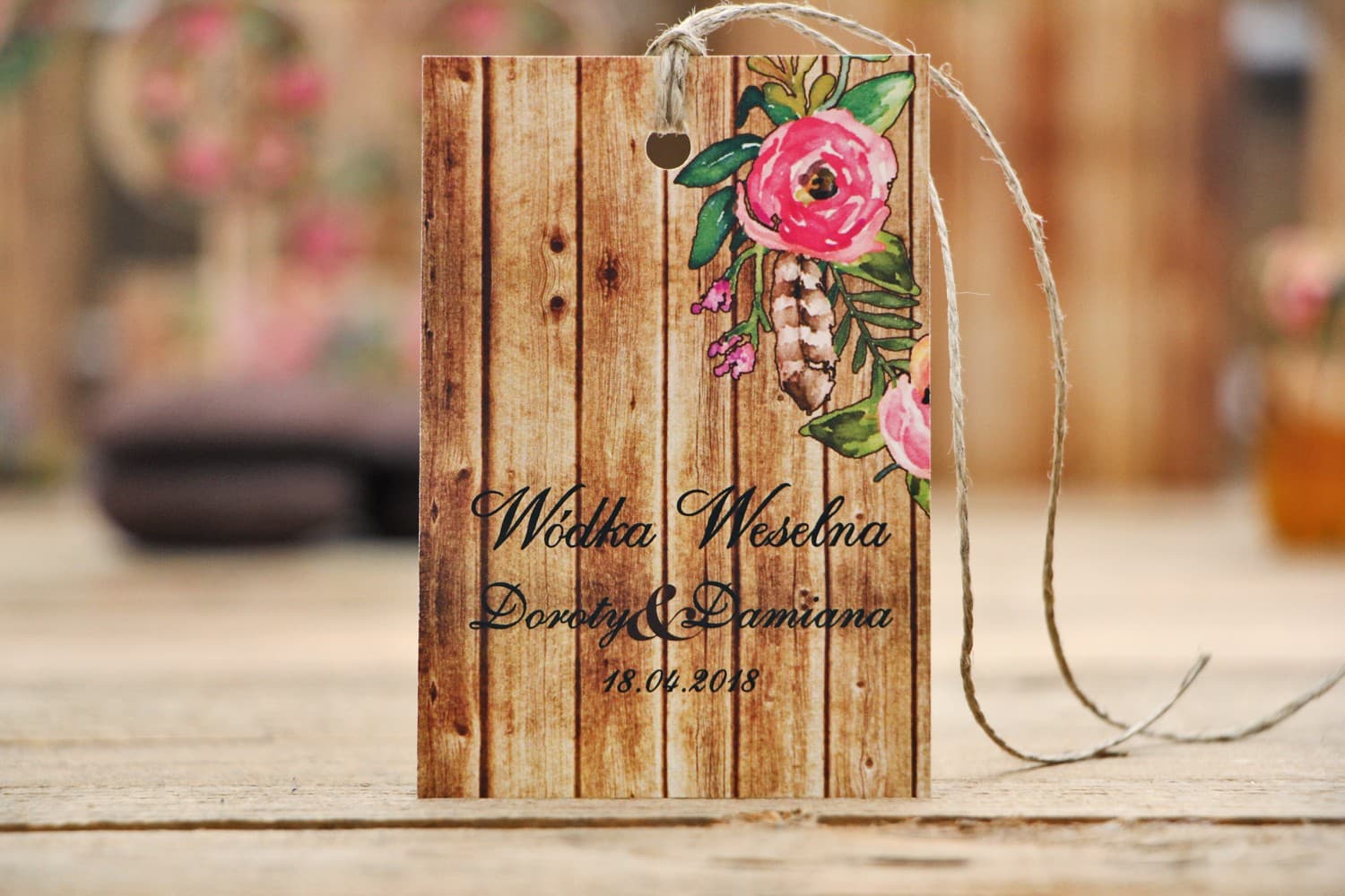 Rustykalne Zawieszki na Wódkę Weselną z Kwiatami na Drewnie | Przywieszki na Alkohol | Rustykalne nr 1
