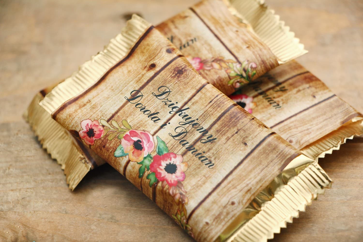 Czekoladki ślubne z motywem różowej eustomy | Podziękowania dla gości rustykalne | Rustykalne nr 2