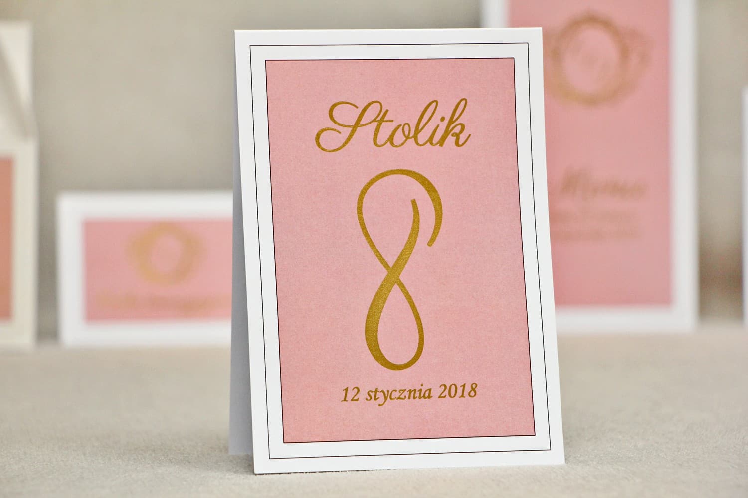 Złocone Numery na Stół Pudrowy Róż Eleganckie | Numerki na Stoliki Weselne Glamour | Sonata nr 2