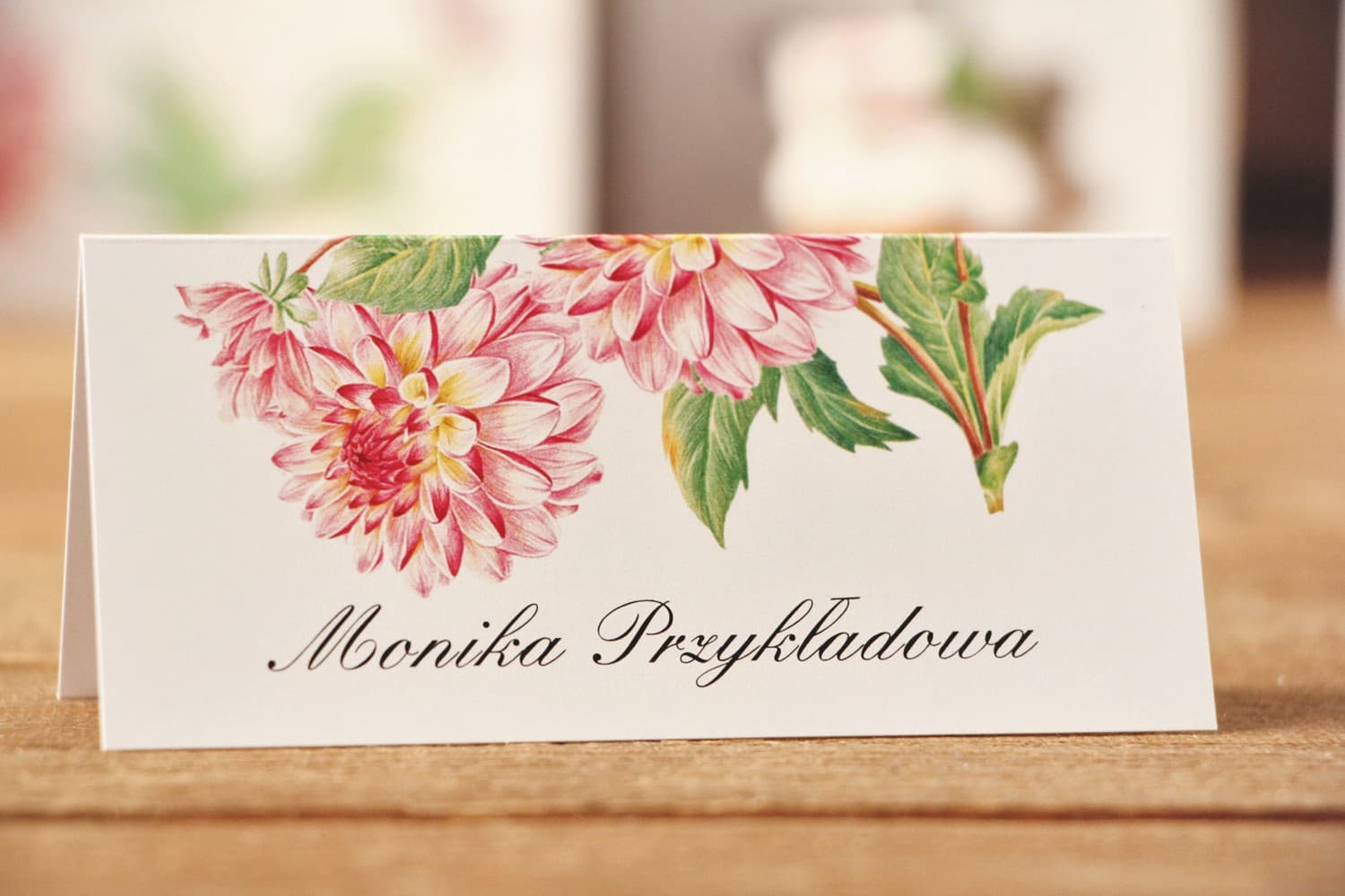 Winietki Ślubne Kalia nr 4 – Wizytówki na Stół z Motywem Różowych Dalii